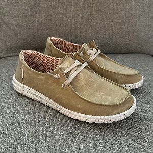Hey Dudes Tan Camel Size 10
